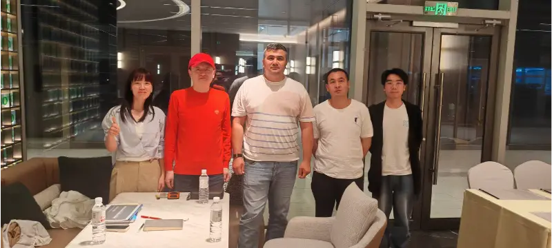 Liesa diskutuje o obchode so stredoázijským klientom Liesa diskutuje o obchode so stredoázijským klientom